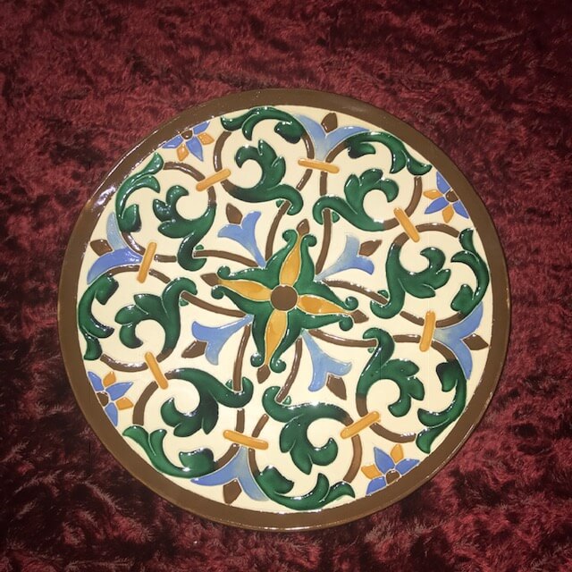 plato de arista con motivos vegetales verde oscuro